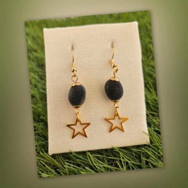 Boucles d'oreilles dorées avec des perles noires et des étoiles suspendues.